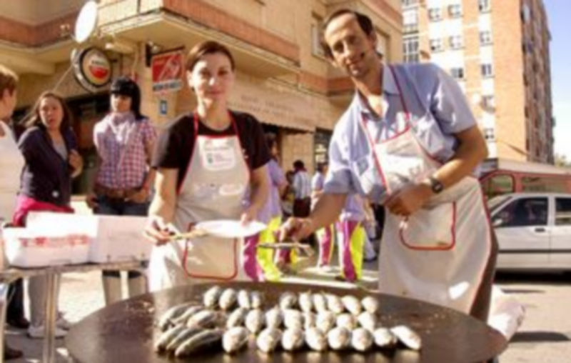 En el barrio de San Frutos se degustaron unos cuarenta kilos de sardinas ayer al mediodía. /LEANDRO VALDEZ