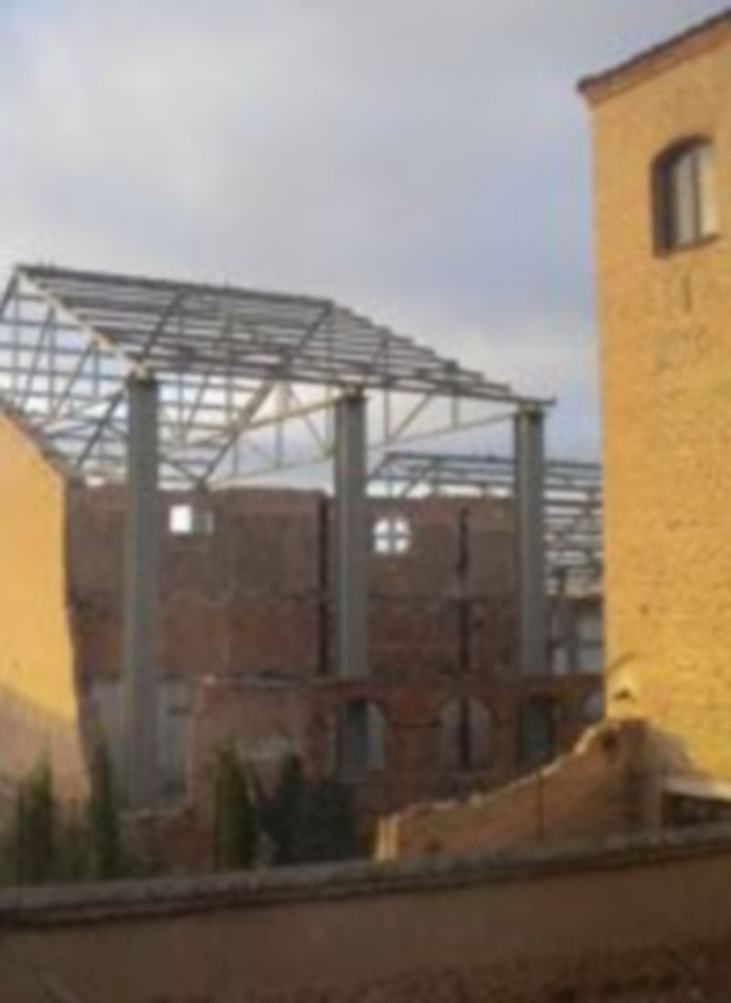 La ejecución del nuevo proyecto supondrá la retirada de las cerchas metálicas que existen en el solar desde 2006. / Kamarero