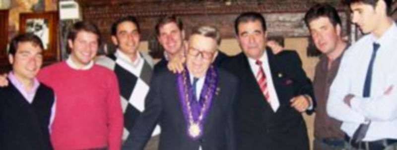 Alberto López junto a los toreros dispuesto a partir el cochinillo. / El Adelantado