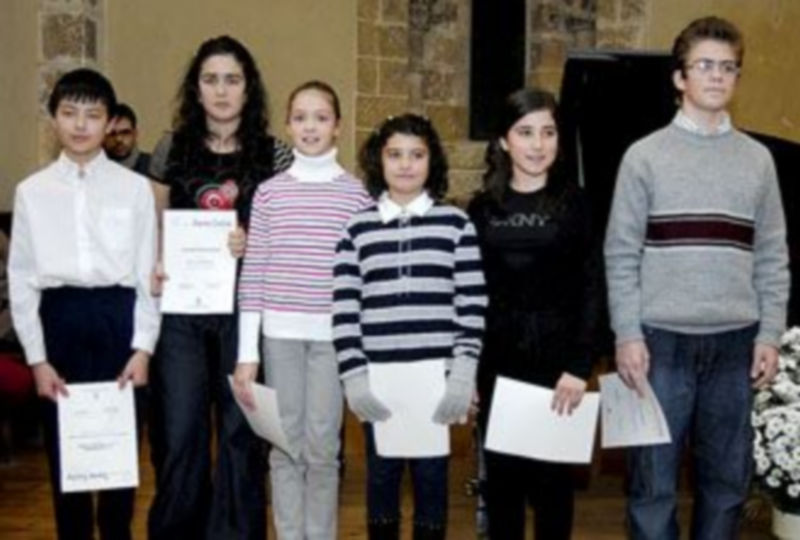 Todos los ganadores posaron con sus diplomas acreditativos antes de ofrecer un concierto en San Quirce. / A. Benavente