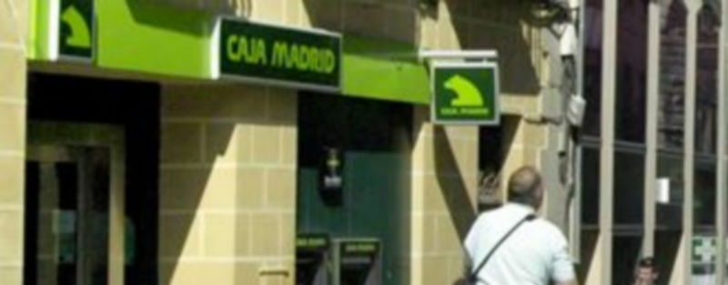 Fachada de una de las oficinas de Caja Madrid en Segovia que permanecerá abierta por el momento. / Kamarero