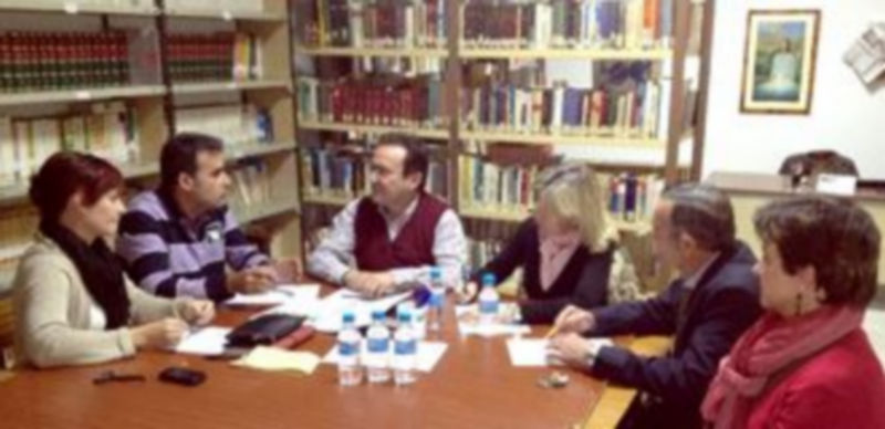 Un momento de la reunión de los concejales del PP con la directiva de la asociación de vecinos. / El Adelantado