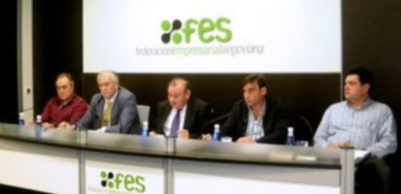 Imagen de los representantes de FES y AMES que presidieron la asamblea celebrada en la capital segoviana. / E. A.