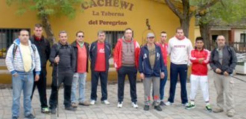 Reclusos del centro de Segovia señalizan una ruta alternativa del Camino de San Frutos 1 Imagen de los reos durante la realización de la etapa Segovia-Caballar del Camino de San Frutos. / El Adelantado