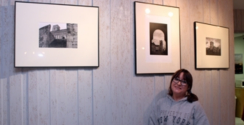 Esperanza Herranz junto a algunas de sus obras expuestas. / Chantal Núñez