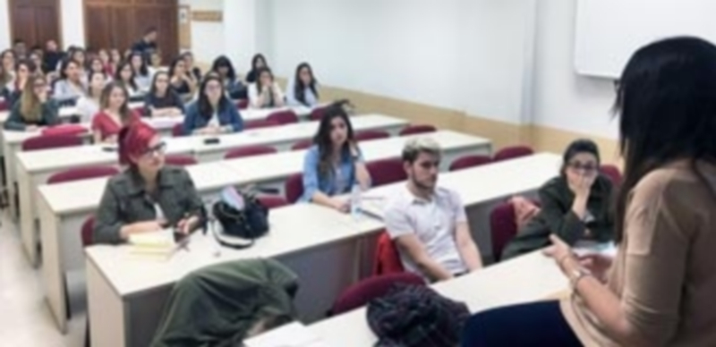 Los estudiantes universitarios que tengan una beca Erasmus para el próximo año podrán ser ‘Joven Embajador’. / E. A.
