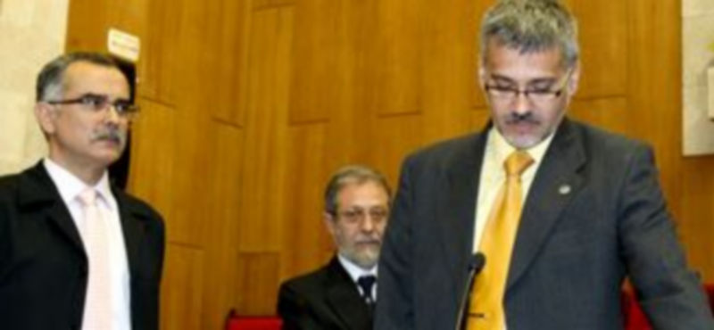 José Vicente Álvarez toma posesión del cargo ante la mirada del nuevo rector Marcos Sacristán (al fondo) en Valladolid/C. Barrena