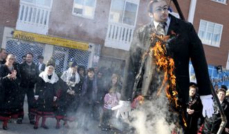 Un pelele llamado crisis 1 Las aguederas prendieron fuego a un "pelele" al que identificaron con los males que ha traído la crisis. /Alberto Benavente