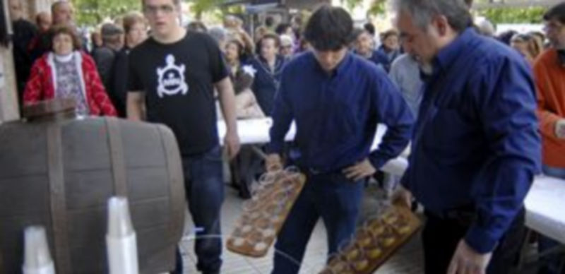 Numerosos ciudadanos se acercaron al hotal Sol Cristina para degustar sidra asturiana. / Alberto Benavente