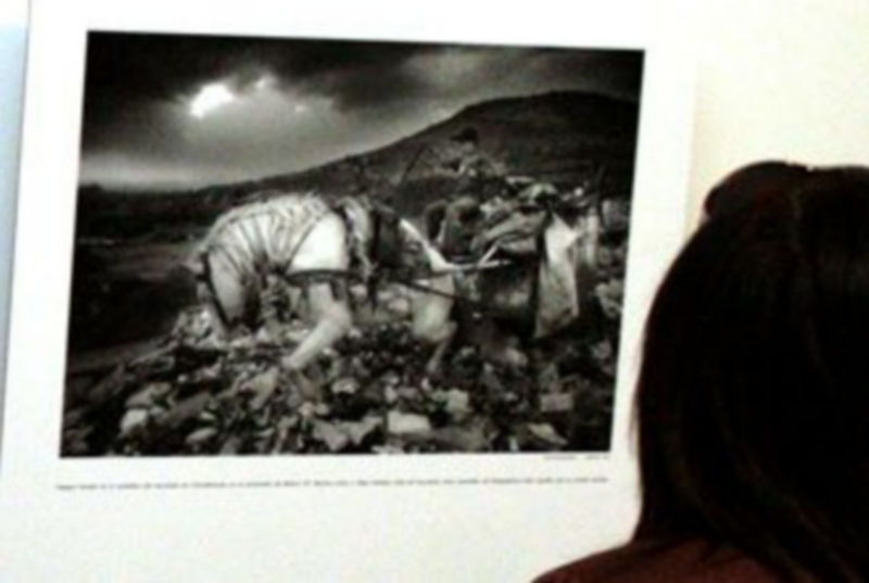 Una visitante contempla una de las fotos. / Carlos García-Aliende