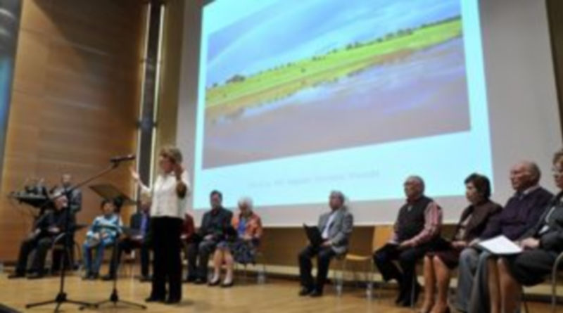 Un momento del recital poético que tuvo lugar ayer por la tarde en la Sala Caja Segovia. / Juan Martín.