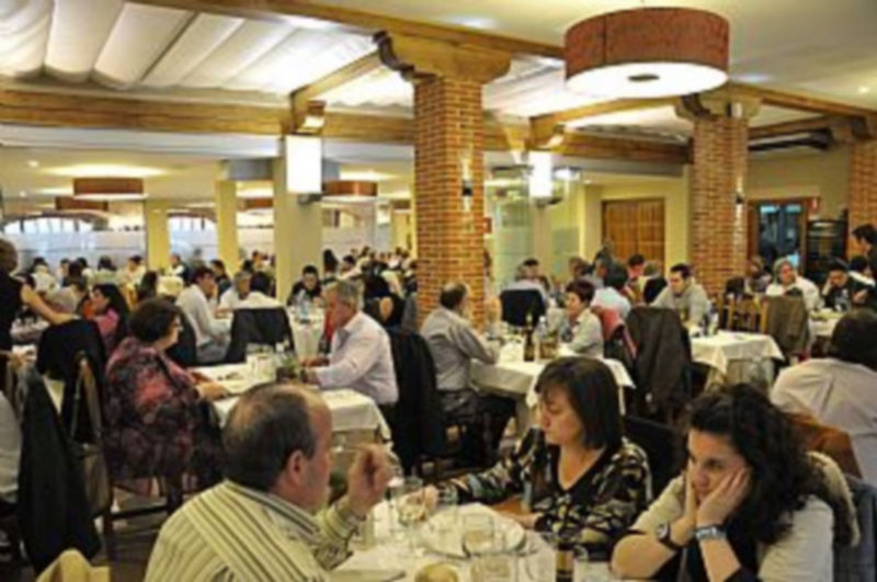 Los salones de Venta Magullo se llenaron ayer para participar en la jornada de clausura. / Juan Martín