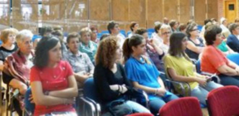Algunas de las asistentes al foro celebrado en Hontalbilla observan atentas a la ponencia. / El Adelantado