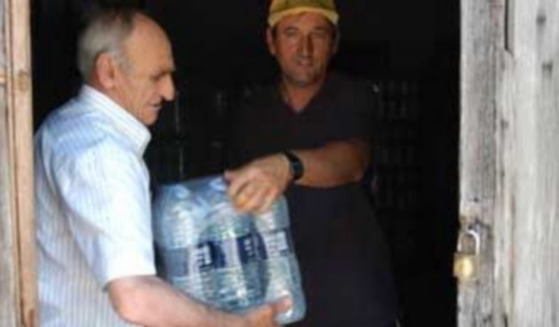 Reparto de agua en un pueblo segoviano