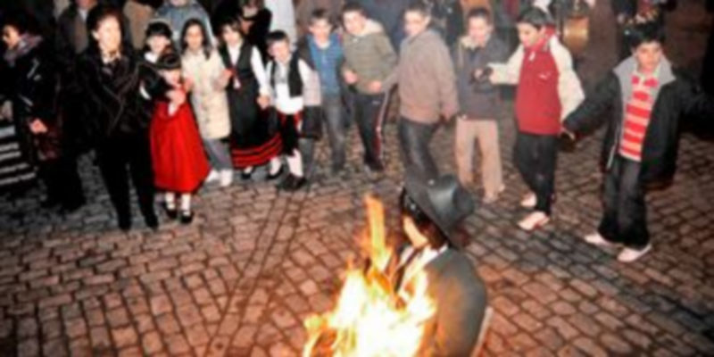 La quema del “pepele” es uno de los actos más típicos de la fiesta de las mujeres./Kamarero