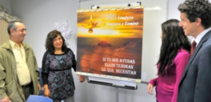 Miembros de ong con el cartel anunciador del rastrillo. / Kamarero