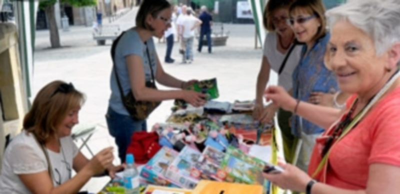 La asociación expuso un puesto de venta de artesanía y productos para conseguir fondos. / El Adelantado