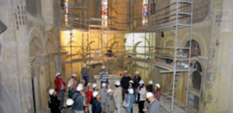 Un momento de la visita que realizaron ayer a las obras que se llevan a cabo en la iglesia de la Santísima Trinidad. / Kamarero