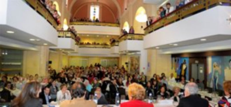 Cerca de medio millar de mujeres llenaron los salones del Convento de Mínimos para participar en el Foro./ Kamarero