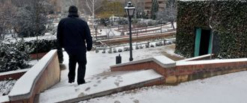 La nieve cubrió a primera hora de la mañana las aceras y carreteras de la capital segoviana. /Kamarero