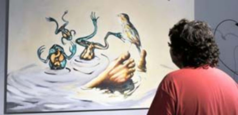 Un ciudadano observa una de las obras de Moro expuestas en la sala La Reja Art Gallery. / Kamarero.