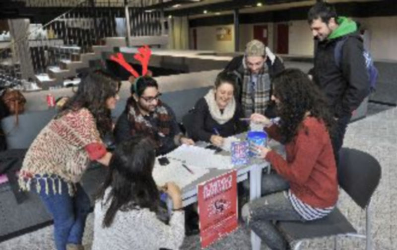Oficina del ‘amigo invisible’ instalada por los alumnos de Publicidad./ Kamarero