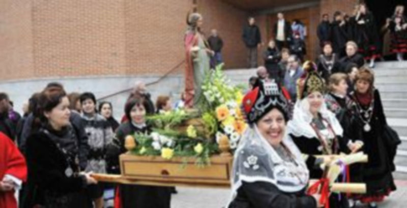Imagen de las águedas de Nueva Segovia durante la procesión del pasado año ante la entrada del templo del barrio. / Kamarero