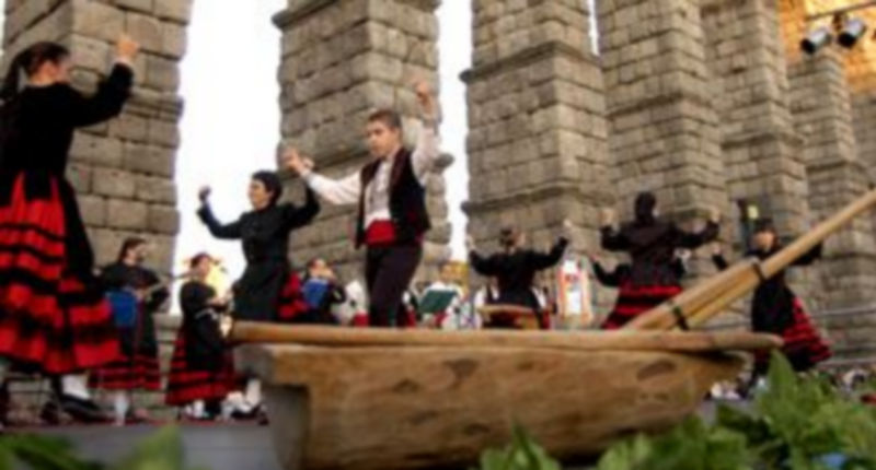 Imagen de uno de los grupos folklóricos bailando a los pies del Acueducto. / Leandro Valdez