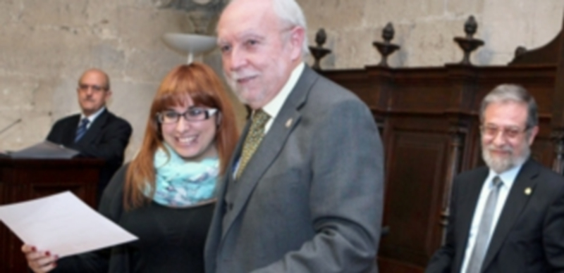 Beatriz Martínez recibió el pasado miércoles el premio en la sede de la Universidad de Valladolid. / El Adelantado