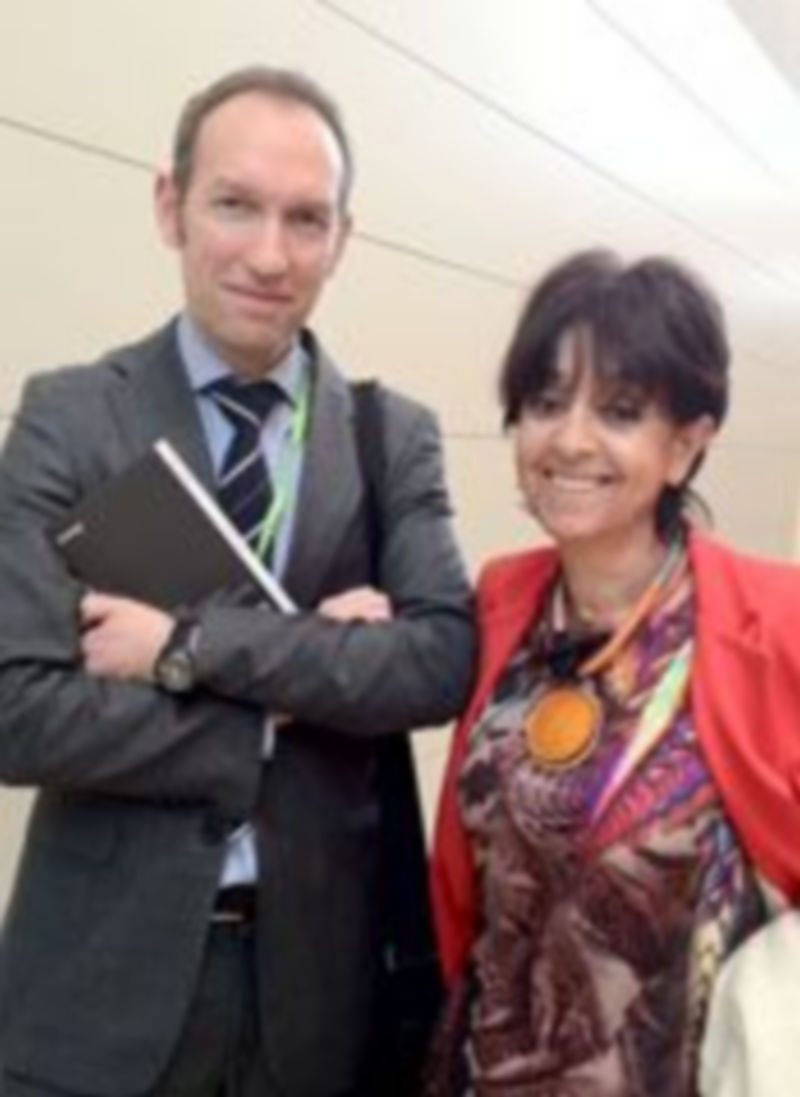 Claudia de Santos junto a otro de los participantes en el foro de San Sebastián. / E.A.