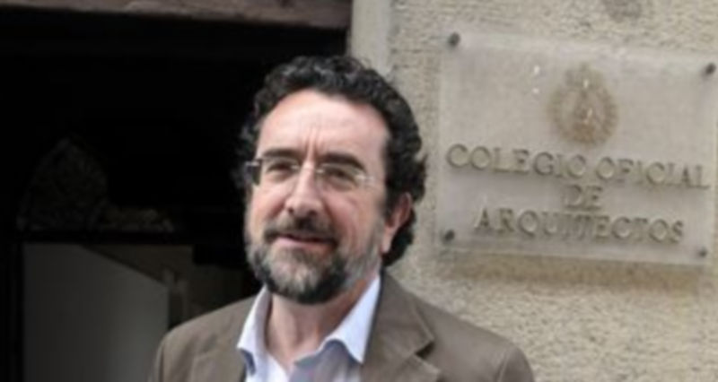 Un colegiado deposita su voto en la sede del Colegio de Arquitectos. / Juan Martín