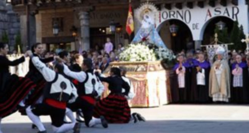 Las danzas honrarán hoy a La Fuencisla bajo el Acueducto. / Juan Martín