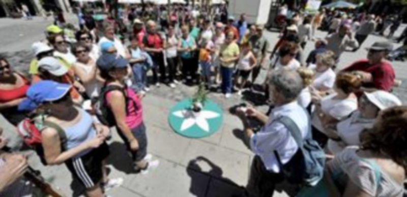 Al final de la marcha se plantará un rosal de la paz. / Kamarero