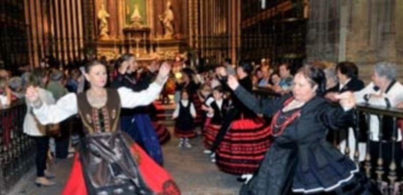 Foto de archivo de la ofrenda celebrada el pasado año. / Kamarero