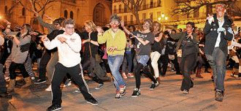 Un momento de la representación de la coreografía Thriller en la Plaza Mayor./Kamarero
