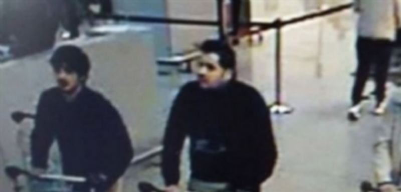 Imagen captada en el aeropuerto donde se ve a los dos terroristas que se inmolaron./ EUROPA PRESS