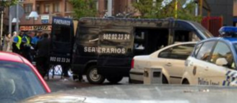 Los servicios funerarios proceden al levantamiento del cadáver tras la autorización judicial. / El Adelantado