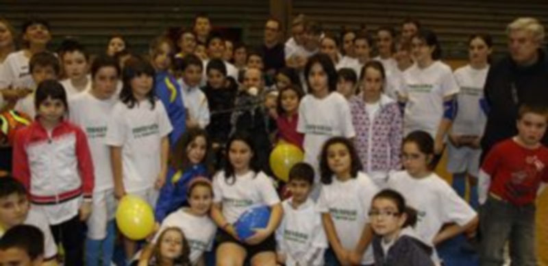 Jose Rodríguez rodeado por algunos de los participantes en el torneo tras la entrega de premios. / Gabriel Gómez