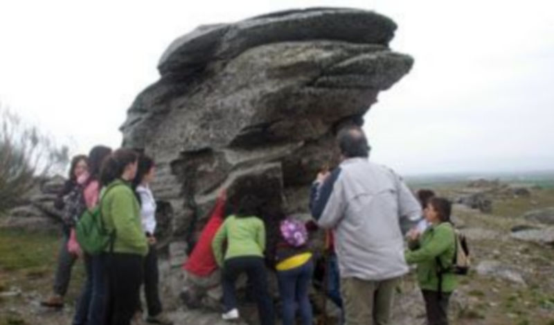 Un grupo de turistas visita el conjunto paleolítico del Cerro de San Isidro