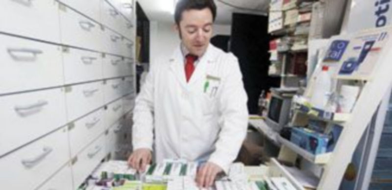El consumo de genéricos toca techo tras triplicarse en seis años 1 Un farmacéutico busca unos medicamentos en su farmacia de la capital burgalesa. / Jesús J - Matías (ICAL)