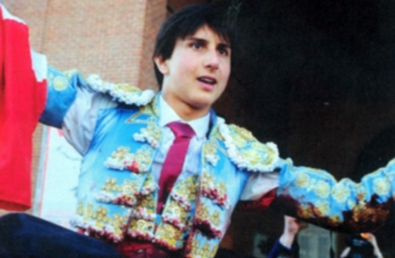 Roca Rey saliendo en hombros por la puerta grande en Madrid./ El Adelantado