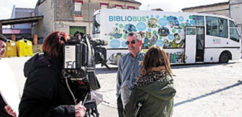 Un momento de la grabación del reportaje de los bibliobuses por el equipo de Televisión Española./ El Adelantado