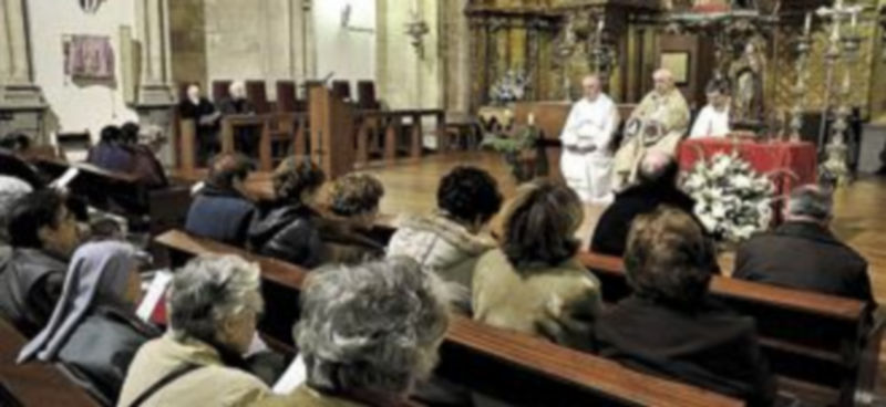 Un momento de la celebración religiosa que tuvo lugar anoche en la Catedral de Segovia. / Juan Martín