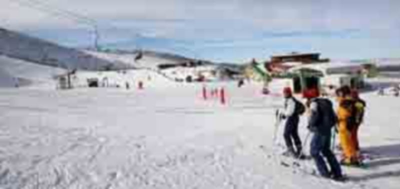 La afluencia de esquiadores se mantiene a pesar de las condiciones climatológicas. /El Adelantado