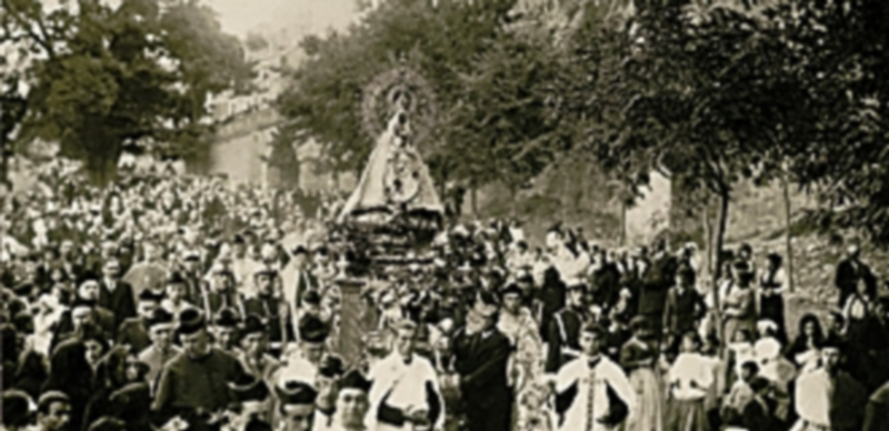 Bajada de la Virgen por el Paseo Santa Lucía.