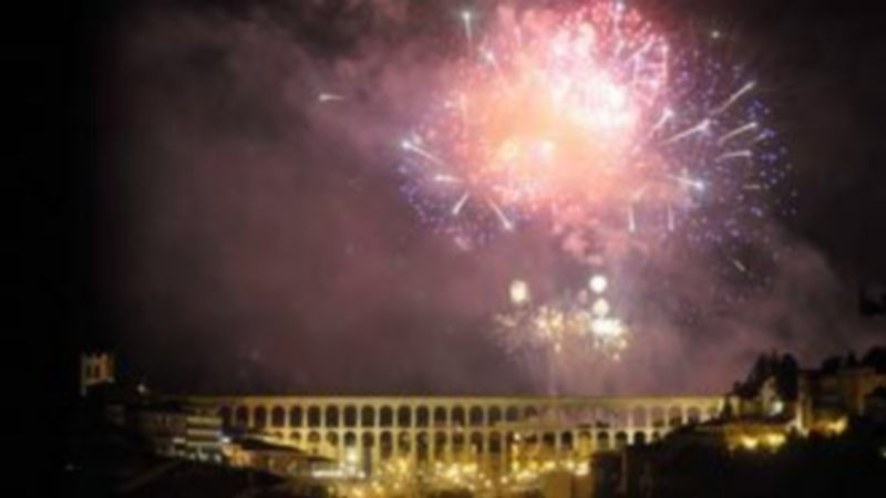 Los segovianos celebran hoy la fiesta del patrón de la ciudad, San Pedro 1 La quema del castillo de fuegos artificiales desde La Piedad pondrá el broche a la jornada festiva. / Juan Martín