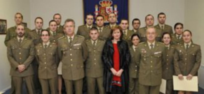 Los alumnos participantes en los cursos posaron junto a los responsables tras recibir su diploma acreditativo./Juan Martín