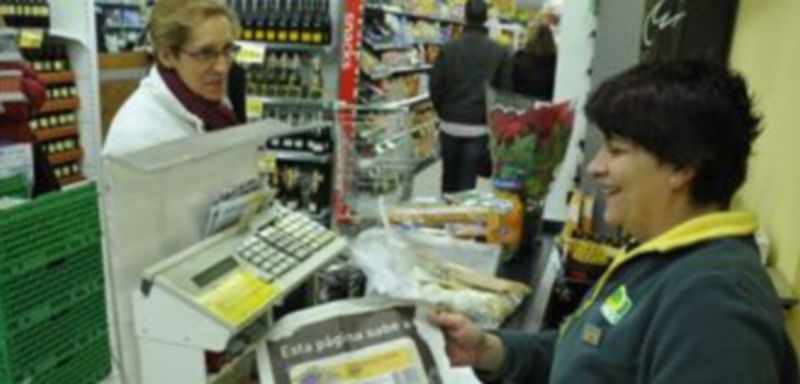 El personal de los supermercados El Árbol han tenido más trabajo durante la campaña. /JUAN MARTÍN