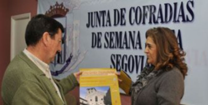 Herreras y Rosario Díez muestran el cartel anunciador del concierto./ Juan Martín