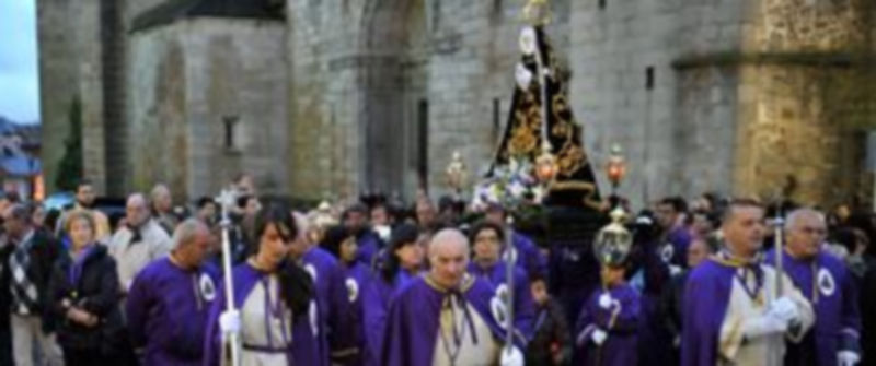 EL ESPINAR: Los cofrades portan la Virgen de la Soledad por las inmediaciones de la ilglesia. / Pedro L. Merino